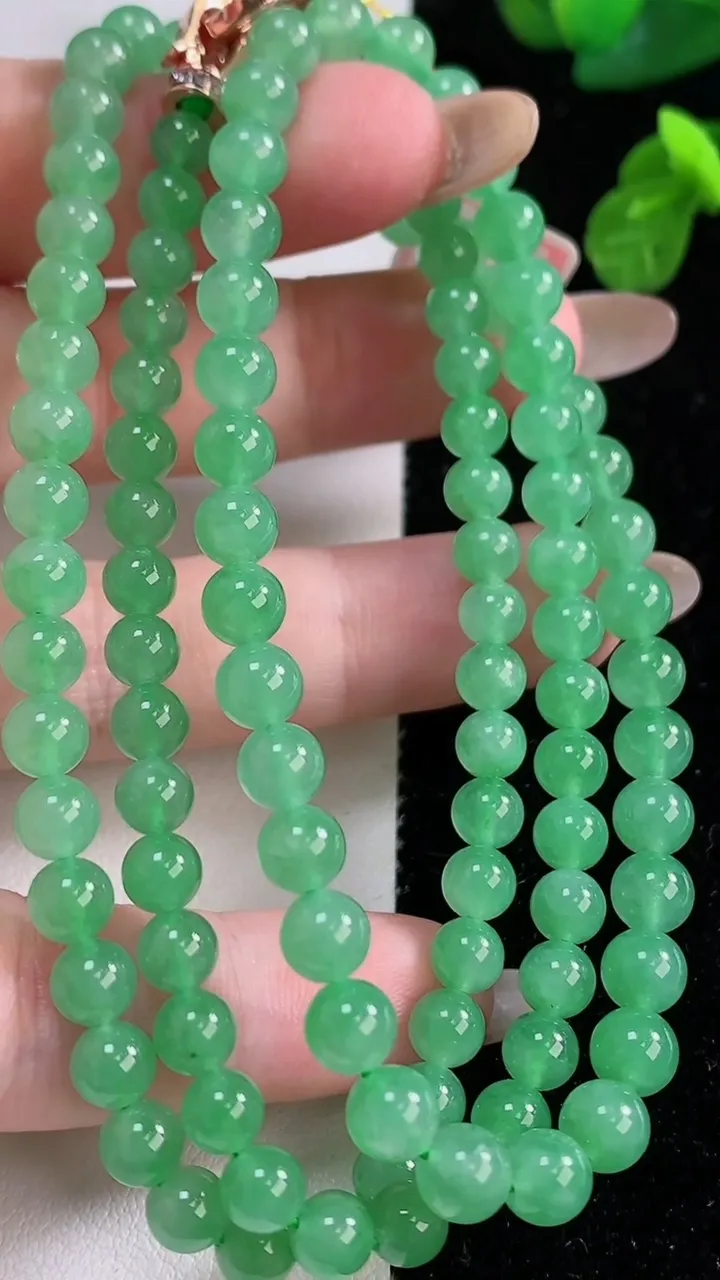 天然A货翡翠圆珠项链，尺寸5.5-111颗，重量:32.01g11月18日
工厂直销收藏佳品,种好水足，色泽均匀，有种有色，上手高大气！