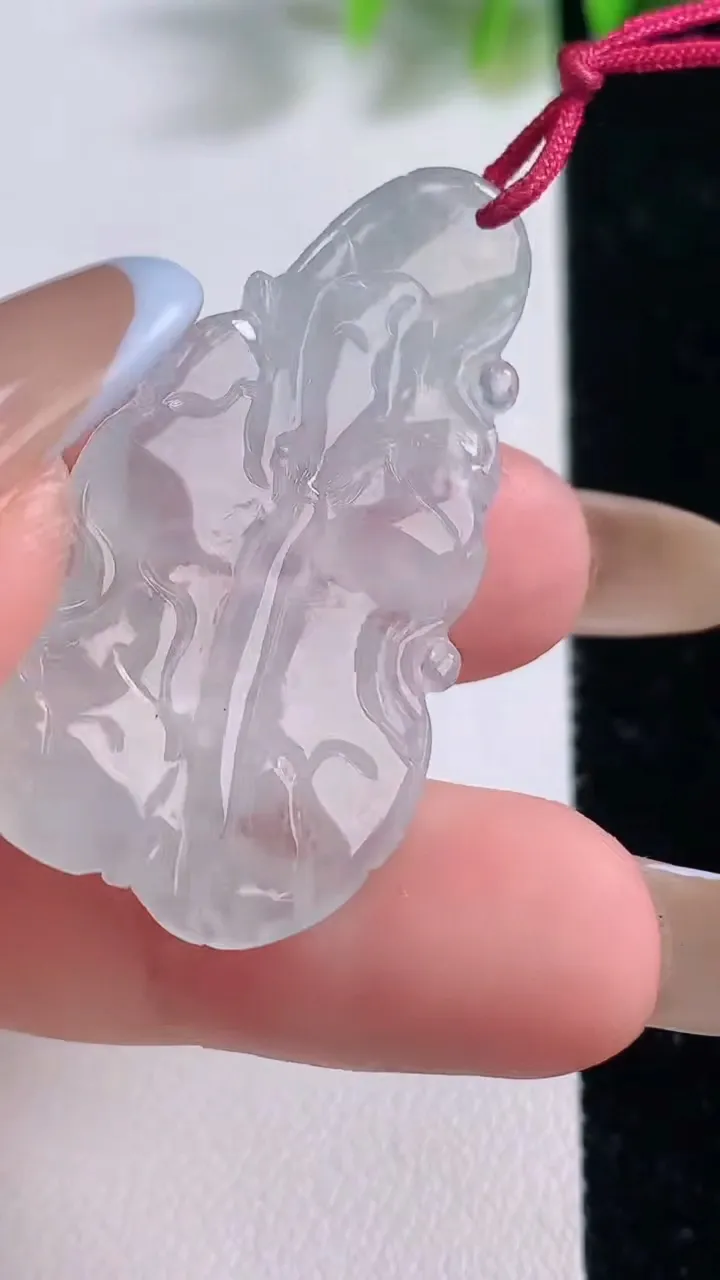 天然A货翡翠年年有余吊坠，尺寸38.2-21.6-3.6，重量:6.44g
11月18日