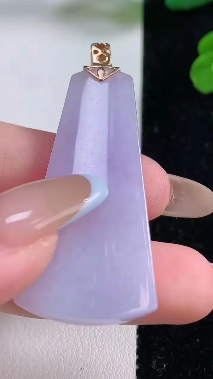 天然A货翡翠18K金紫罗兰无事牌吊坠，尺寸45-21.2-6.4，重量:12.60g
11月18日