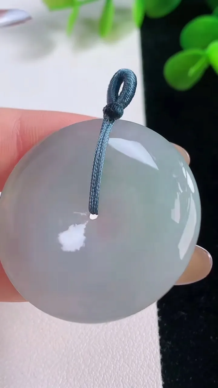 天然A货翡翠平安扣吊坠，尺寸35.3-5.8，重量:15.52g
11月18日