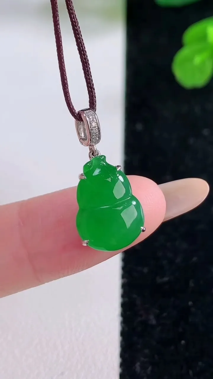 天然A货翡翠葫芦吊坠，尺寸13.3-9.4-4.9，重量:1.82g
11月18日