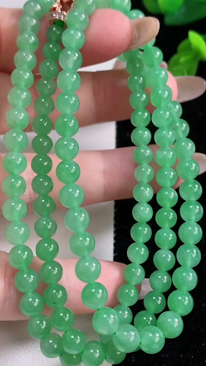天然A货翡翠圆珠项链，尺寸5.5-111颗，重量:32.01g11月18日
工厂直销收藏佳品,种好水足，色泽均匀，有种有色，上手高大气！