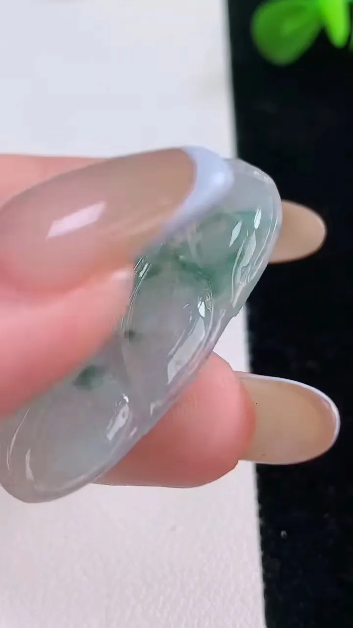 天然A货翡翠冰种飘花金枝玉叶 叶子吊坠，尺寸39.5-21.9-4.1，重:6.61g
11月18日