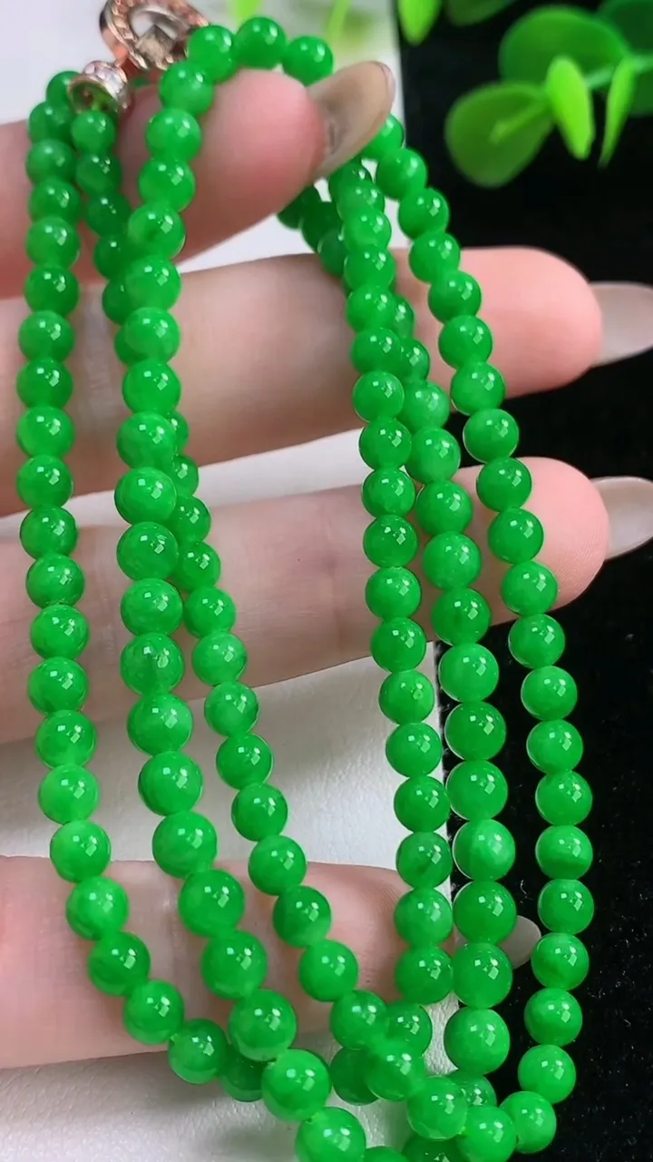 天然A货翡翠圆珠项链，尺寸4.2-4.7-142颗，重:21.31g
11月18日