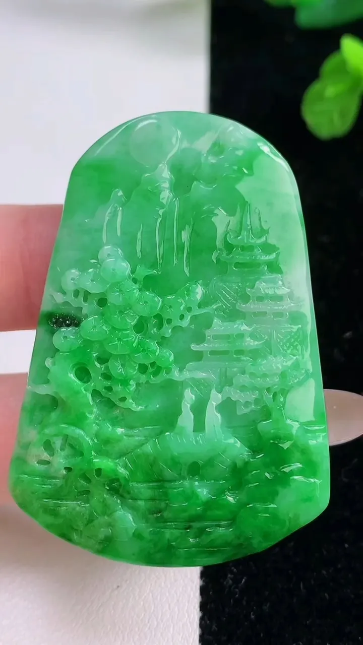 天然A货翡翠山水牌吊坠，尺寸52.4-36.2-5.4，重量:22.00g
11月18日