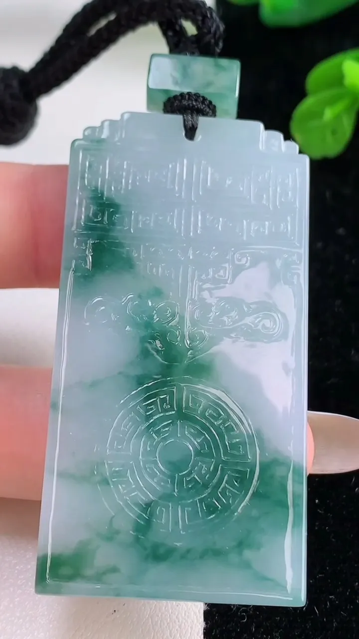 天然A货翡翠冰种飘花仿古无事牌吊坠，尺寸56-28.7-5.8，重量:36.16g
11月18日