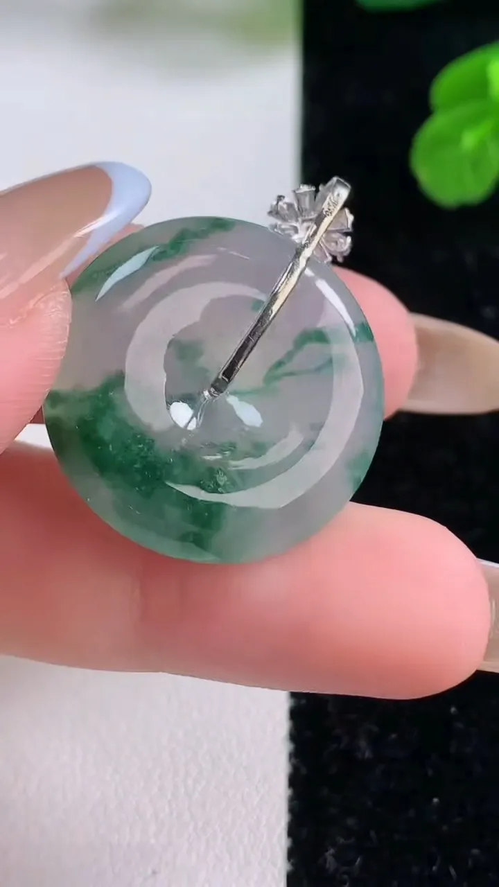 天然A货翡翠种飘花平安扣吊坠，尺寸24.3-5.6，重量:8.24g
11月18日