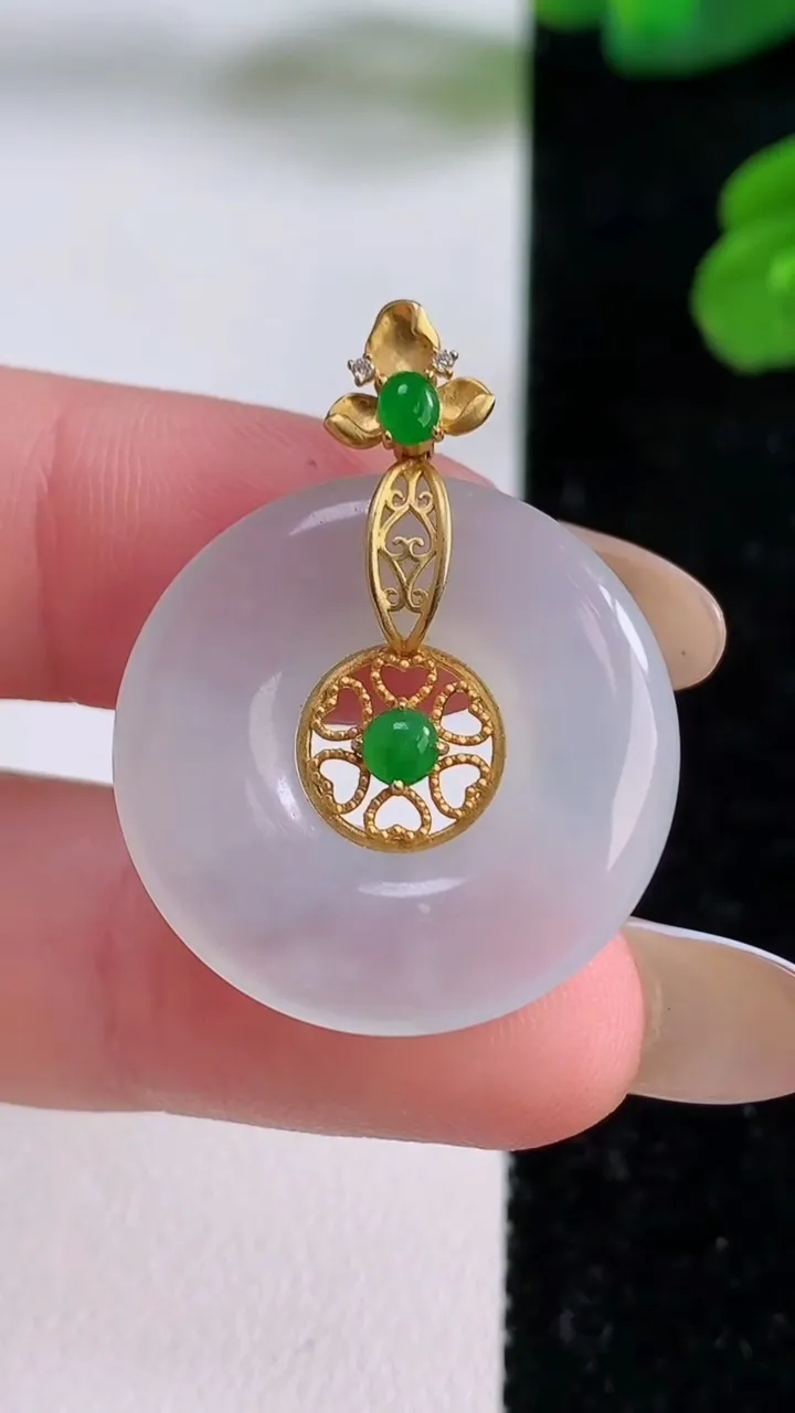 天然A货翡翠种白冰平安扣吊坠，尺寸24.3-3.8，重量:5.25g
11月18日