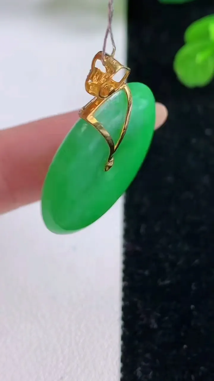 天然A货翡翠平安扣吊坠，尺寸25.7-4.5，重量:7.22g
11月18日