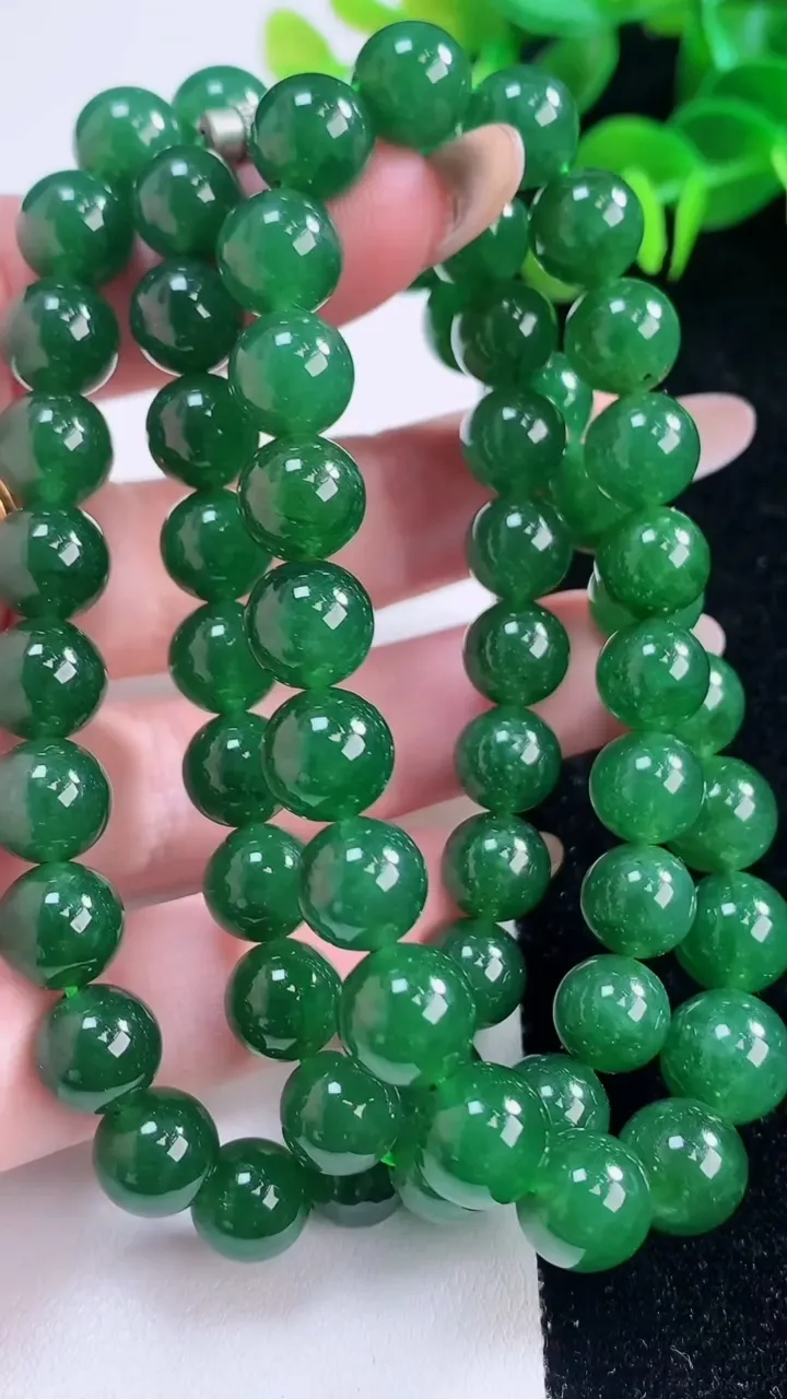 天然A货翡翠圆珠项链，尺寸9.3-65颗，重:71.12g11月18日
工厂直销收藏佳品,种好水足，色泽均匀，有种有色，上手高大气！