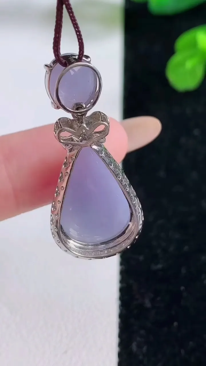 天然A货翡翠18K金紫罗兰水滴吊坠，尺寸32.6-14.7-8.4，裸石18-11.3重量:4.23g
11月18日