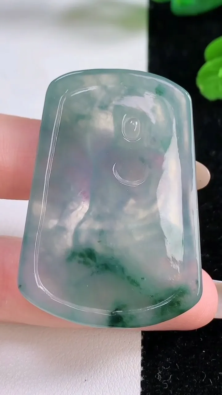 天然A货翡翠冰种飘花大日如来吊坠，尺寸47.7-34-5.5，重量:19.30g
11月18日