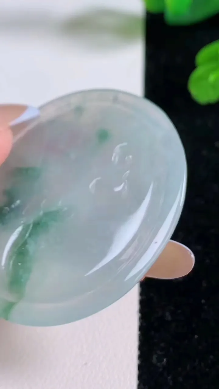 天然A货翡翠冰种飘花文殊菩萨吊坠，尺寸52-42.3-5.4，重量:21.27g
11月18日