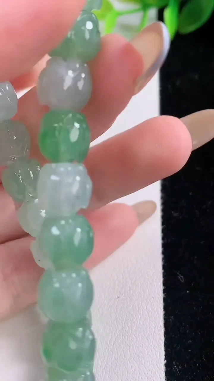 天然A货翡翠莲花手串，尺寸8.7-7.2-23颗，重量:27.08g11月18日
工厂直销收藏佳品,种好水足，色泽均匀，有种有色，上手高大气！