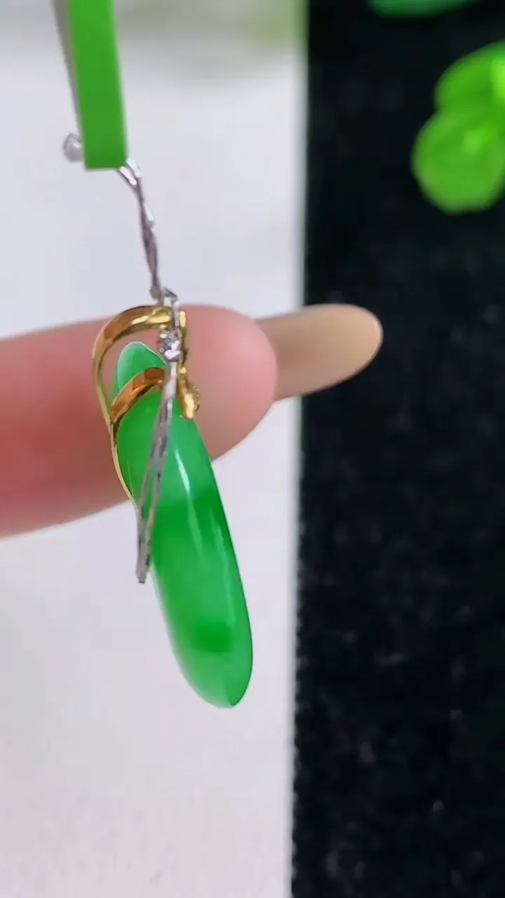 天然A货翡翠平安扣吊坠，尺寸21.2-4.4，重量:4.90g
11月18日