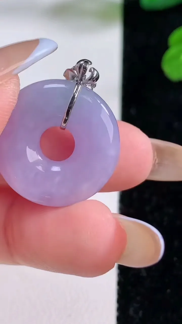 天然A货翡翠18K金紫罗兰平安环吊坠，尺寸21.6-5.2，重量:5.08g
11月18日