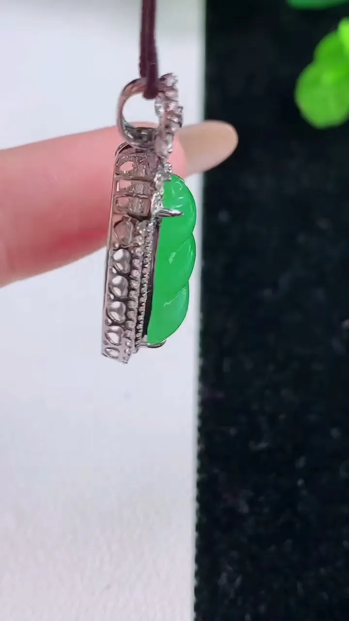 天然A货翡翠福豆吊坠，尺寸31.4-14.8-8.3，裸石19-10.6重量:3.91g
11月18日