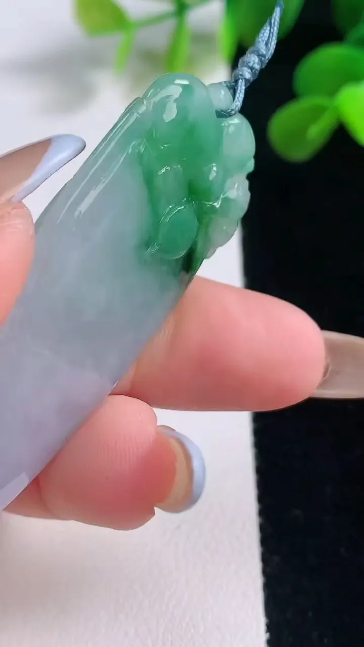 天然A货翡翠福瓜吊坠，尺寸54-21.7-6.7，重量:15.66g
11月18日