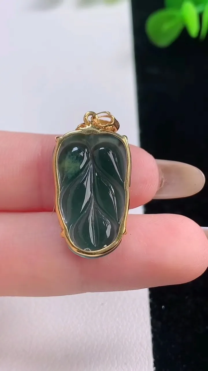 天然A货翡翠18K金蓝水金枝玉叶 叶子吊坠，尺寸30-14.5-3.8，重:2.42g
11月18日