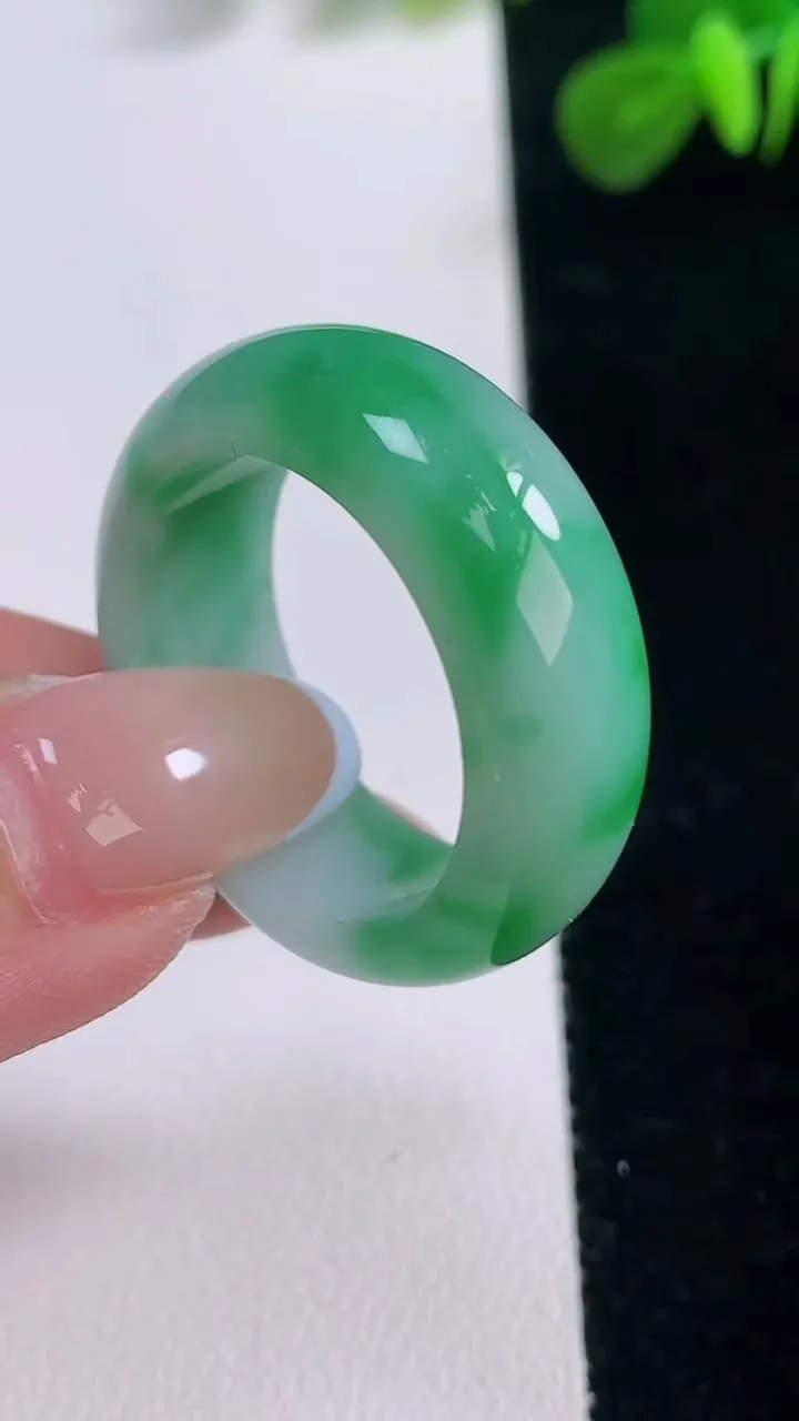 天然A货翡翠指环扳指，尺寸22.1-10.4-4.3，重:10.03g2025年11月18日
工厂直销收藏佳品,种好水足，色泽均匀，有种有色，上手高大气！