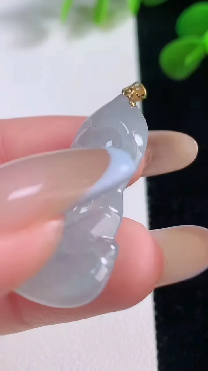 天然A货翡翠种白冰观音菩萨吊坠，尺寸31.8-23.4-4.9，重量:6.43g
11月18日