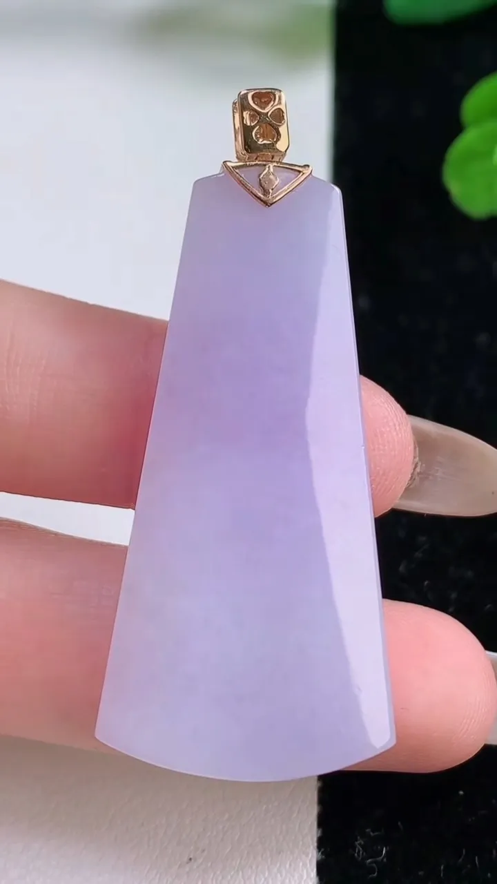 天然A货翡翠18K金紫罗兰无事牌吊坠，尺寸45-21.2-6.4，重量:12.60g
11月18日