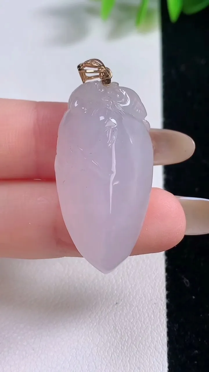 天然A货翡翠种白冰福瓜吊坠，尺寸34.3-18-10.8，重量:11.31g
11月18日
