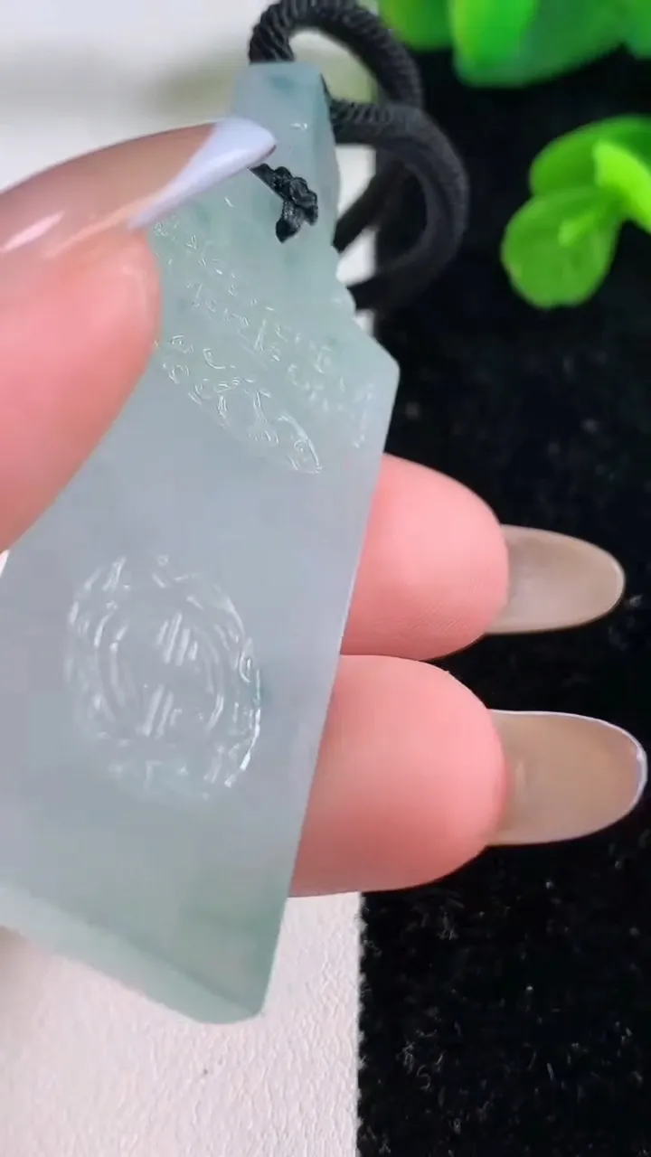 天然A货翡翠种飘花仿古无事牌吊坠，尺寸50-24.4-5.3，重量:25.54g
11月18日