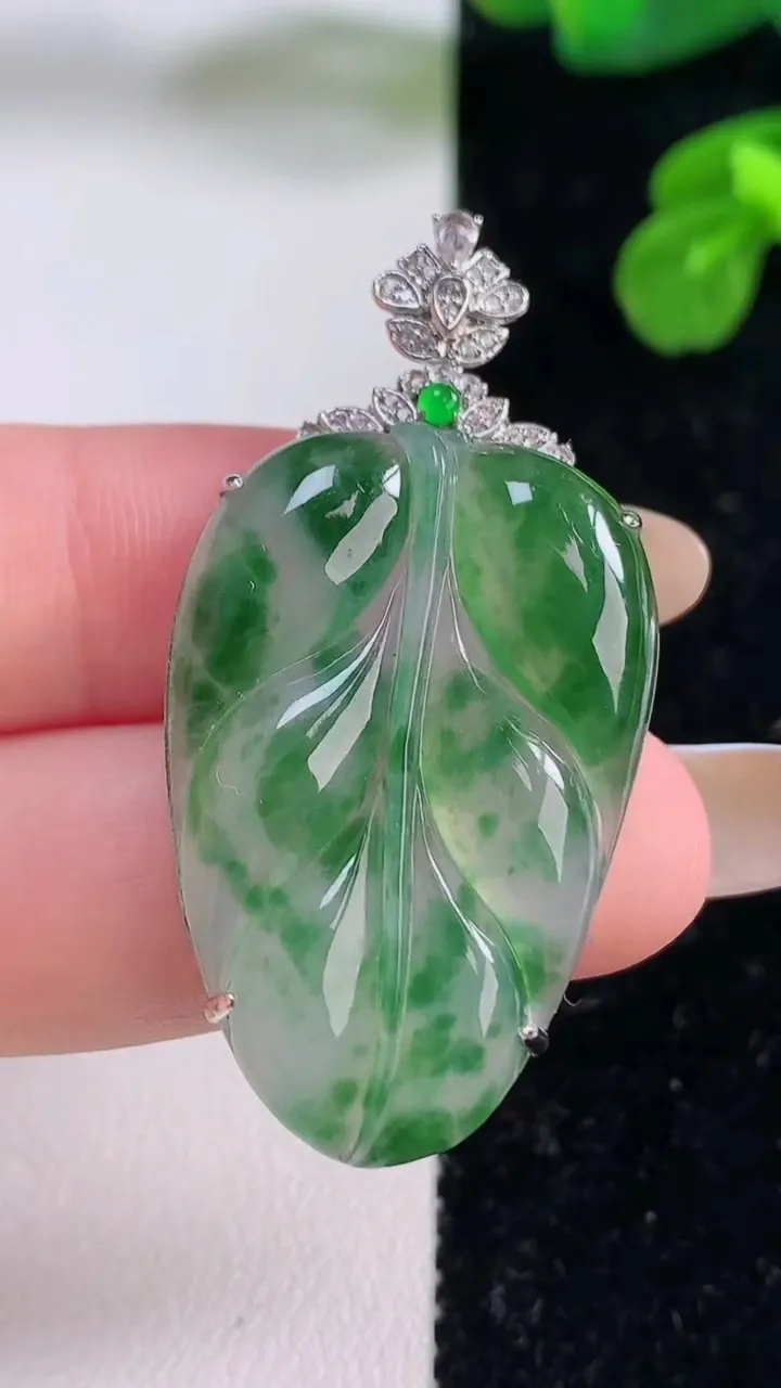 天然A货翡翠金枝玉叶 叶子吊坠，尺寸44-33-22-6.8，重量:6.86g
11月18日