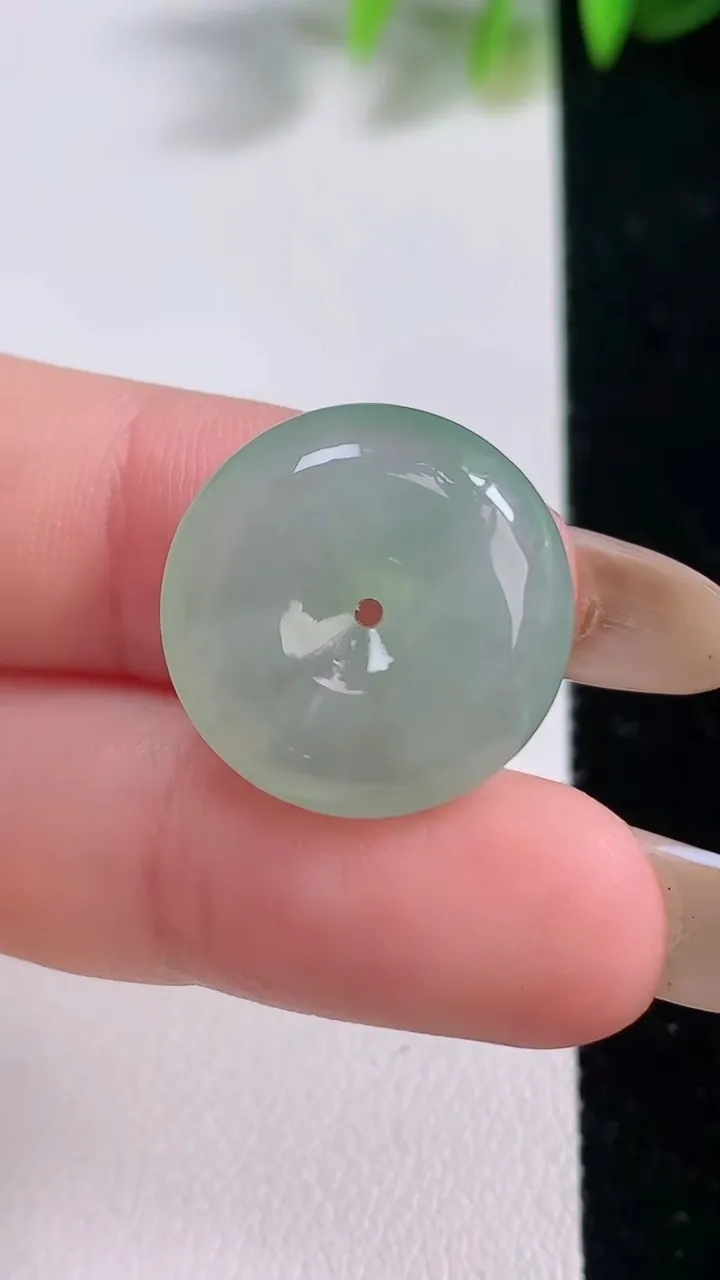 天然A货翡翠平安扣吊坠，尺寸19.2-6，重量:4.56g
11月18日