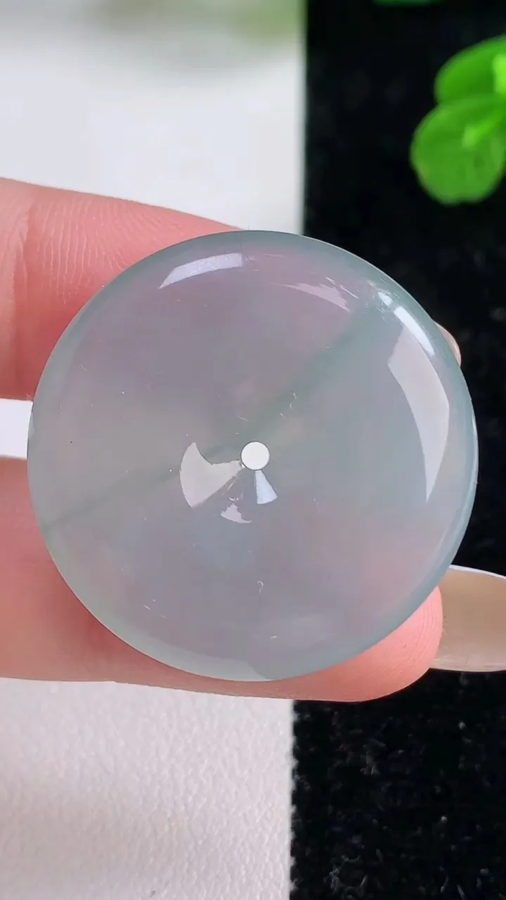 天然A货翡翠冰种飘花平安扣吊坠，尺寸30-5.7，重量:10.87g
11月18日