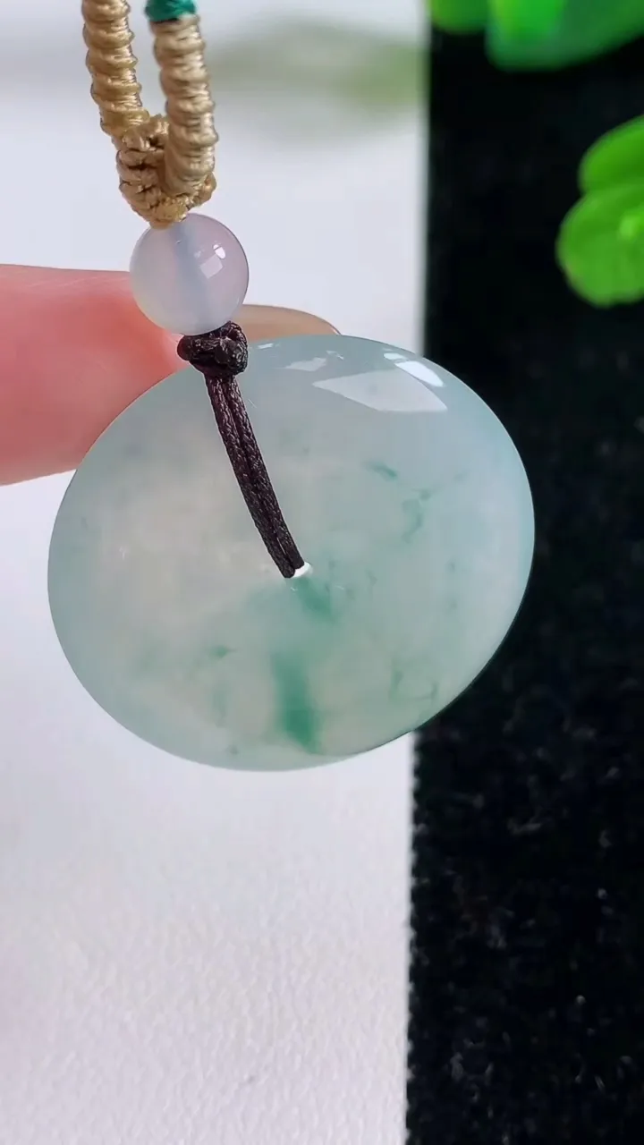 天然A货翡翠冰种飘花平安扣吊坠，尺寸29.4-5.5，重量:13.05g
11月18日