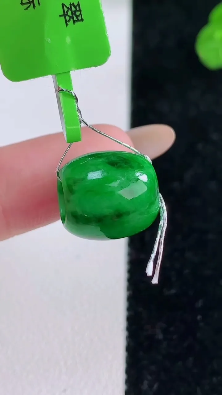 天然A货翡翠路路通吊坠，尺寸12.8-12.2，重量:3.06g
11月18日