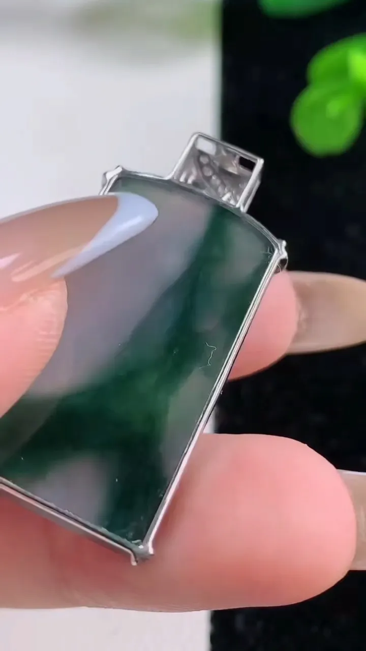 天然A货翡翠种飘花无事牌吊坠，尺寸29.4-16.8-5.4，重量:7.47g
11月18日