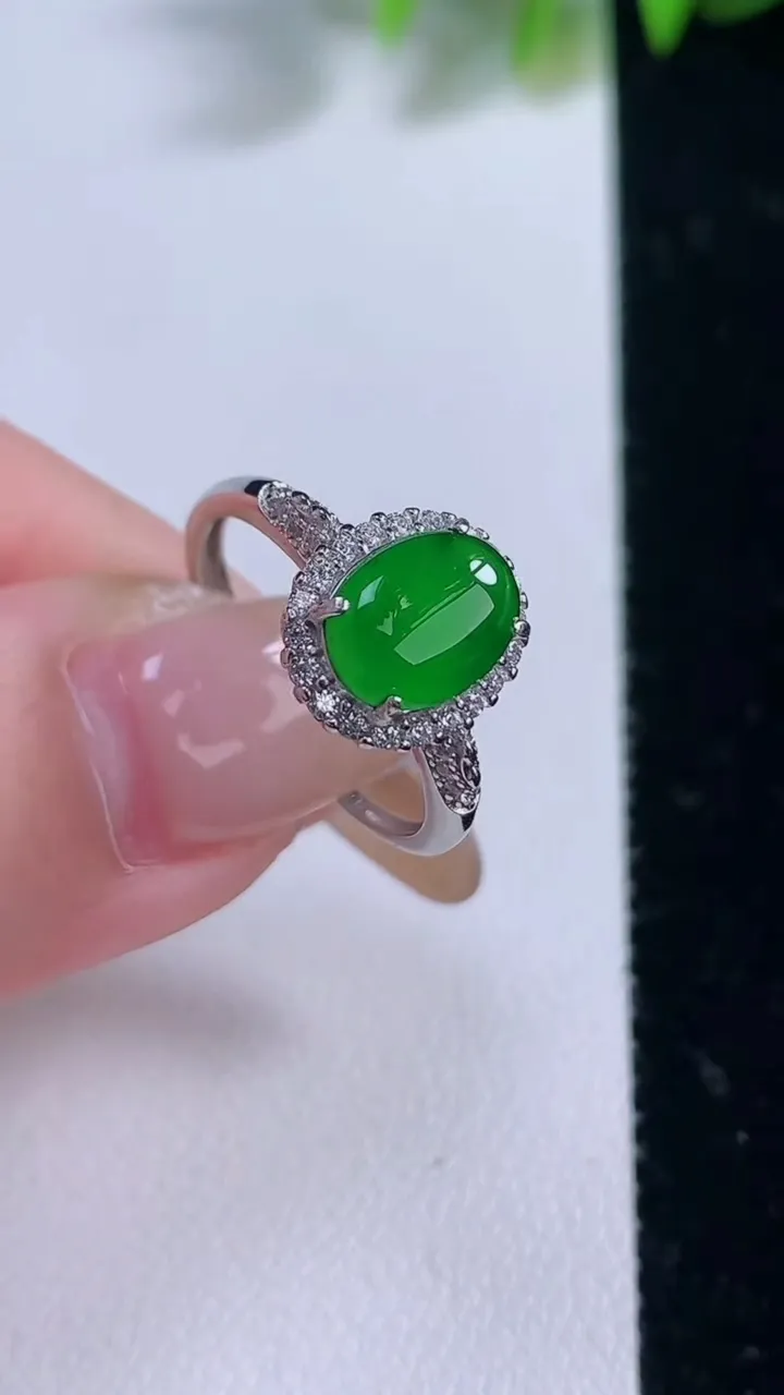 天然A货翡翠蛋面戒指，尺寸8.5-6.5-6，重量:2.25g2025年11月18日
工厂直销收藏佳品,种好水足，色泽均匀，有种有色，上手高大气！