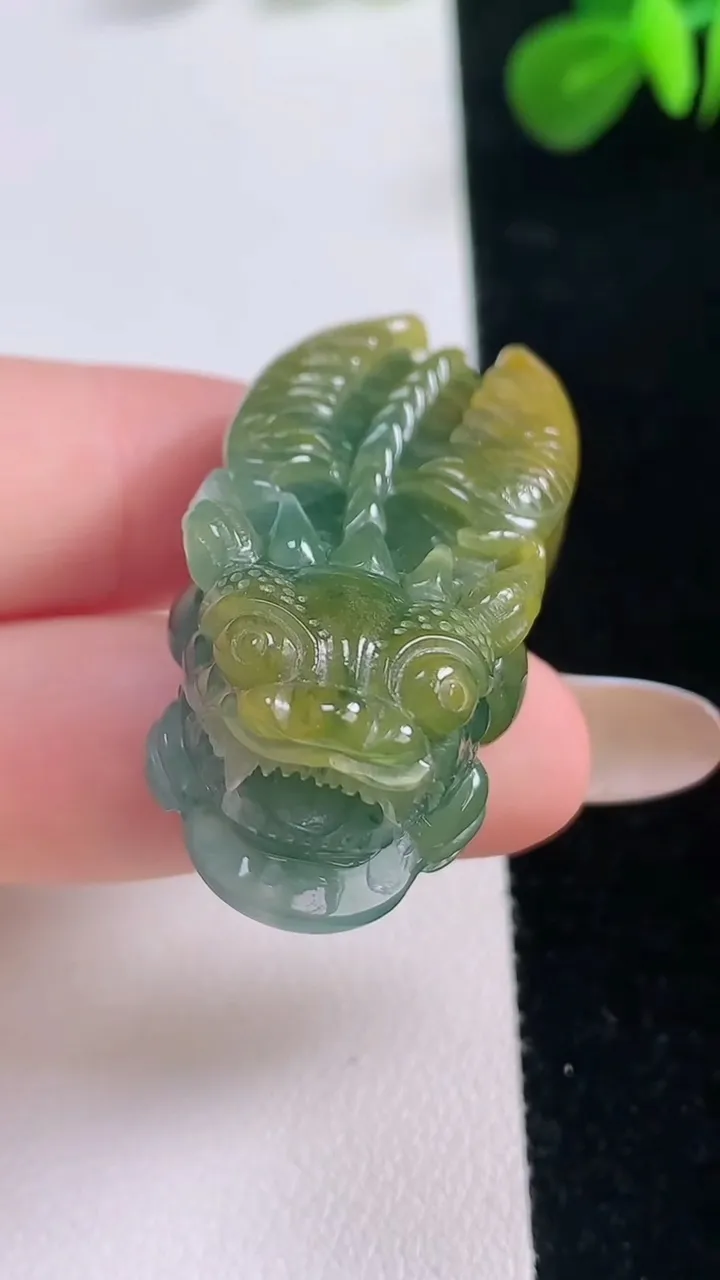 天然A货翡翠双彩貔貅吊坠，尺寸41.3-19.6-16.2，重:25.00g
11月18日