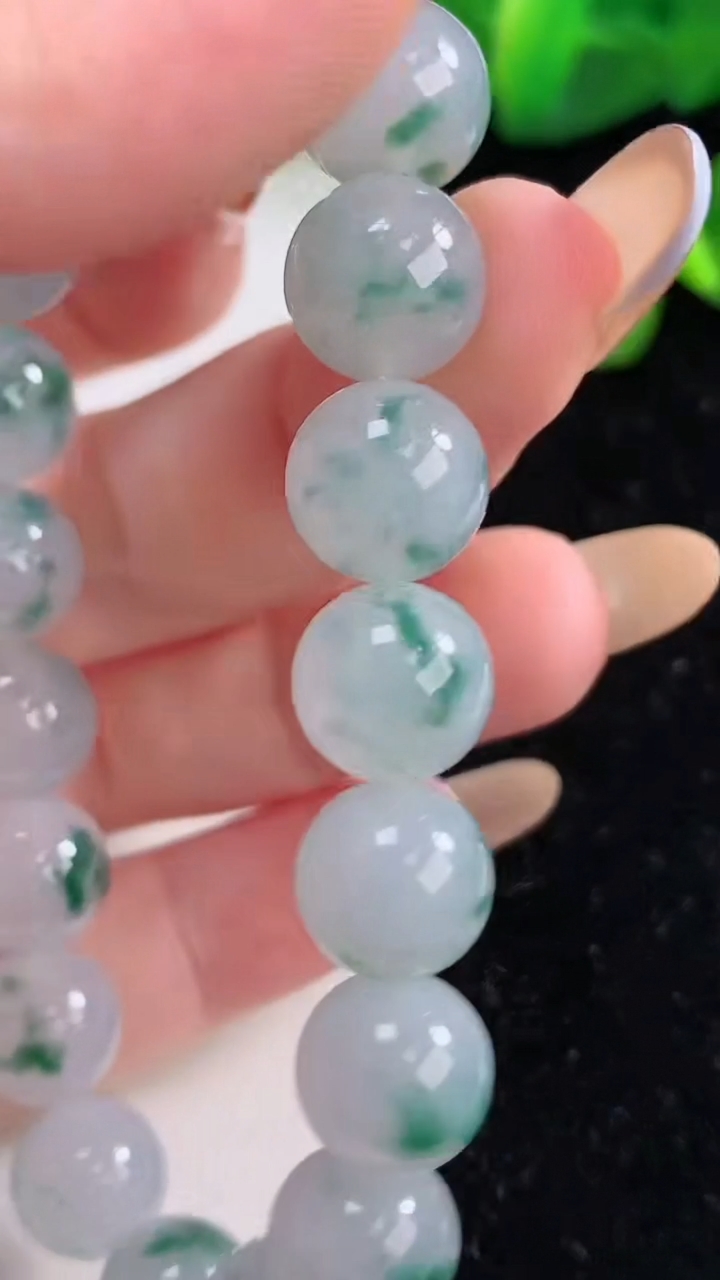 天然A货翡翠种飘花圆珠手串，尺寸9.8-19颗，重量:32.69g11月18日
工厂直销收藏佳品,种好水足，色泽均匀，有种有色，上手高大气！