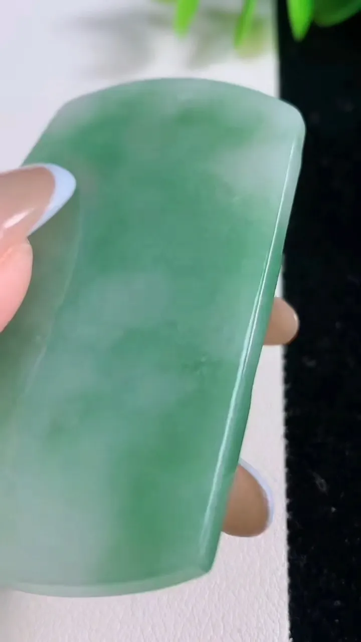 天然A货翡翠山水牌吊坠，尺寸61-42.8-6.8，重量:39.89g
11月18日