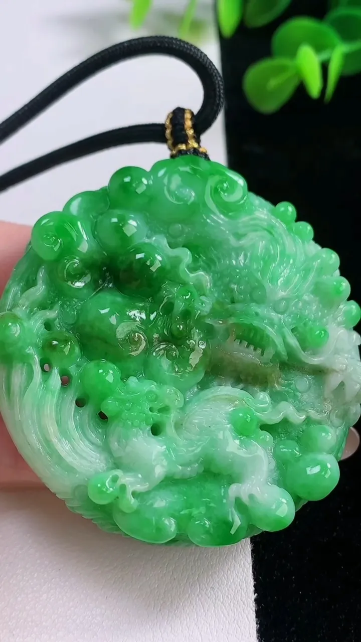 天然A货翡翠龙牌吊坠，尺寸53-13，重:74.16g
11月18日