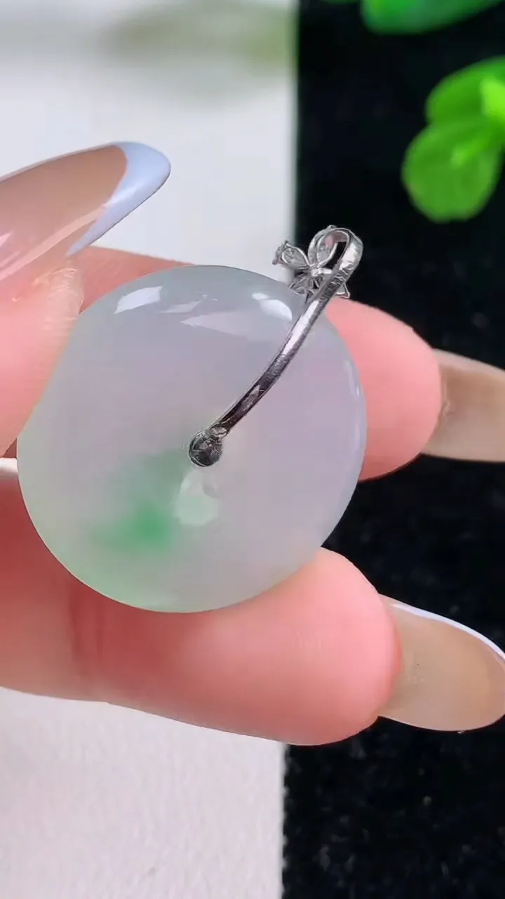 天然A货翡翠平安扣吊坠，尺寸23.3-5.6，重量:6.47g
11月18日