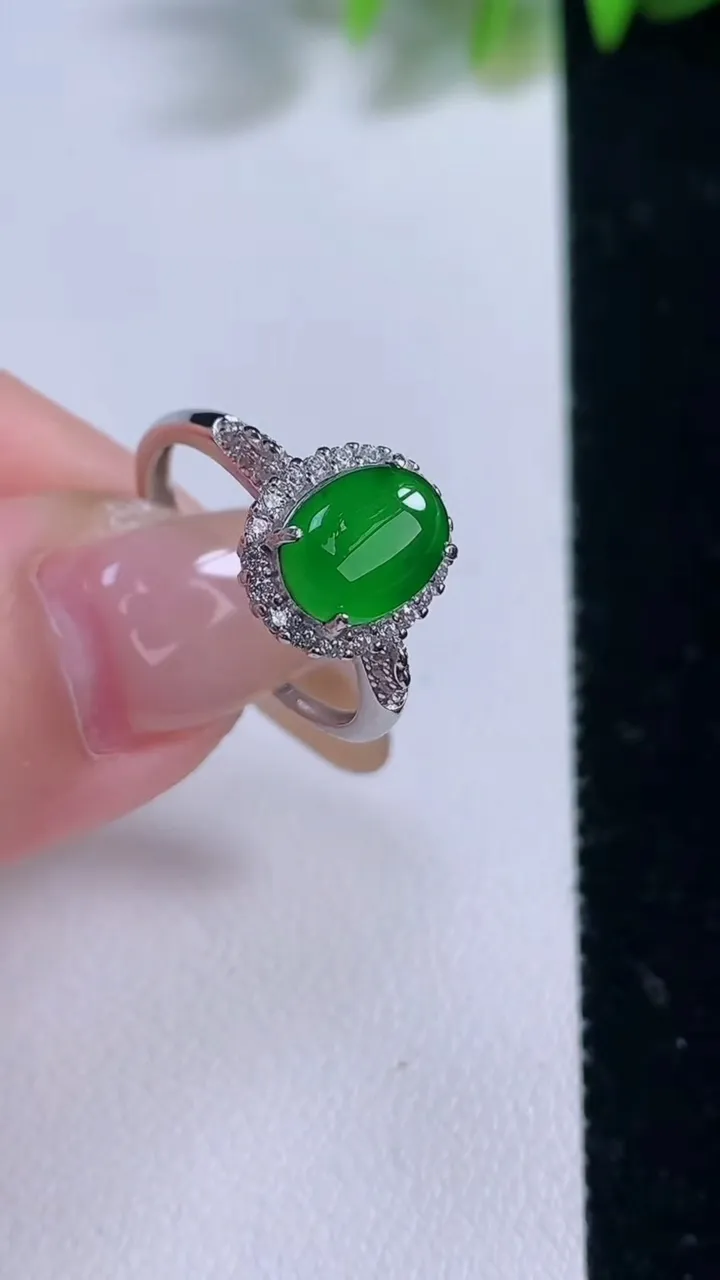 天然A货翡翠蛋面戒指，尺寸8.5-6.5-6，重量:2.25g2025年11月18日
工厂直销收藏佳