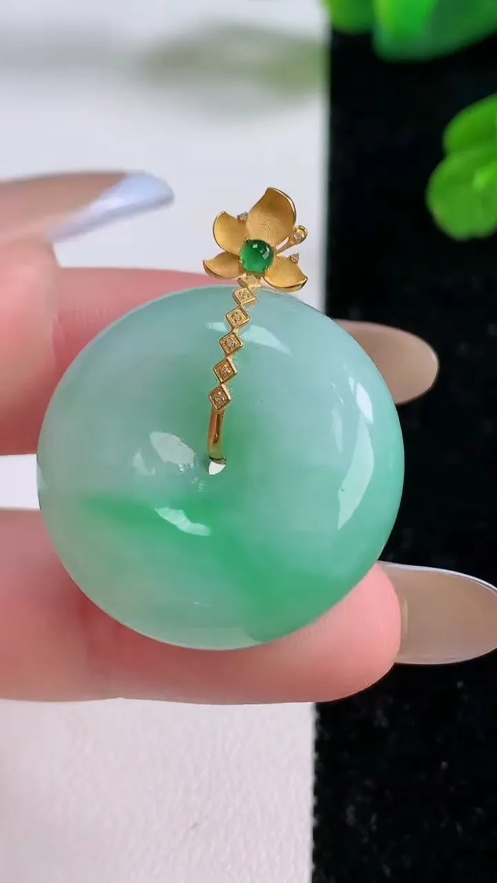 天然A货翡翠平安扣吊坠，尺寸27.6-11，重量:17.69g
11月18日