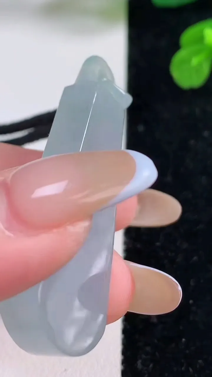 天然A货翡翠冰种飘花无事牌吊坠，尺寸50.3-17.5-6.5，重量:18.50g
11月18日