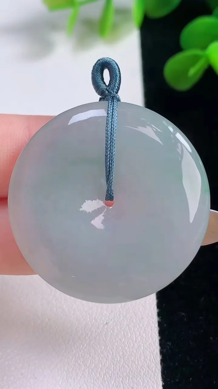 天然A货翡翠平安扣吊坠，尺寸35.3-5.8，重量:15.52g
11月18日