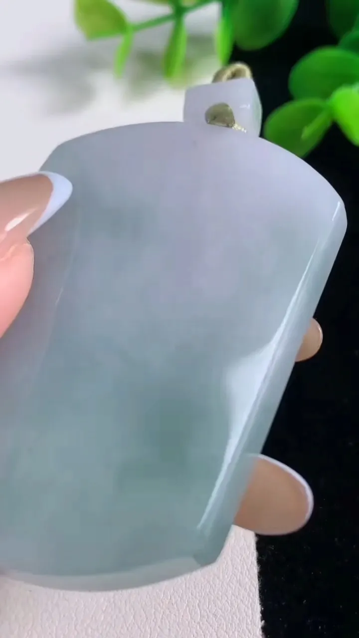 天然A货翡翠无事牌吊坠，尺寸56.7-41-5.8，重量:41.44g
11月18日