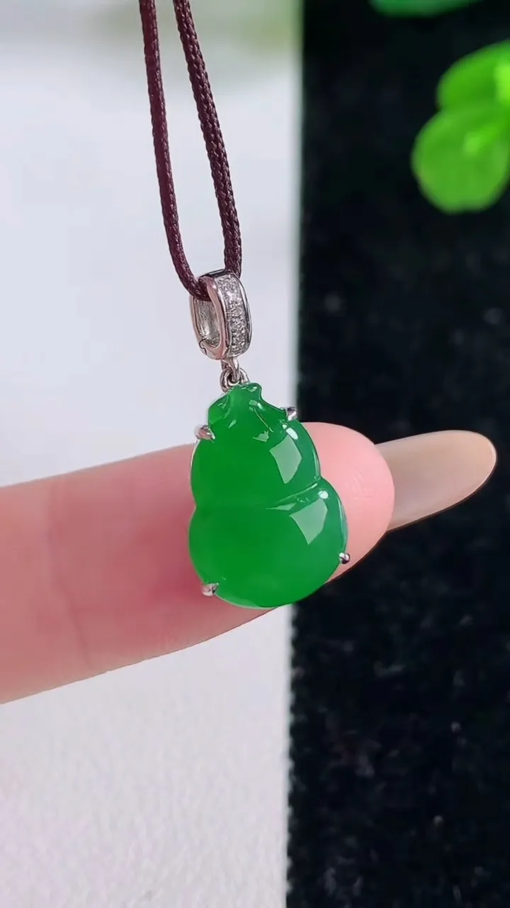 天然A货翡翠葫芦吊坠，尺寸13.3-9.4-4.9，重量:1.82g
11月18日