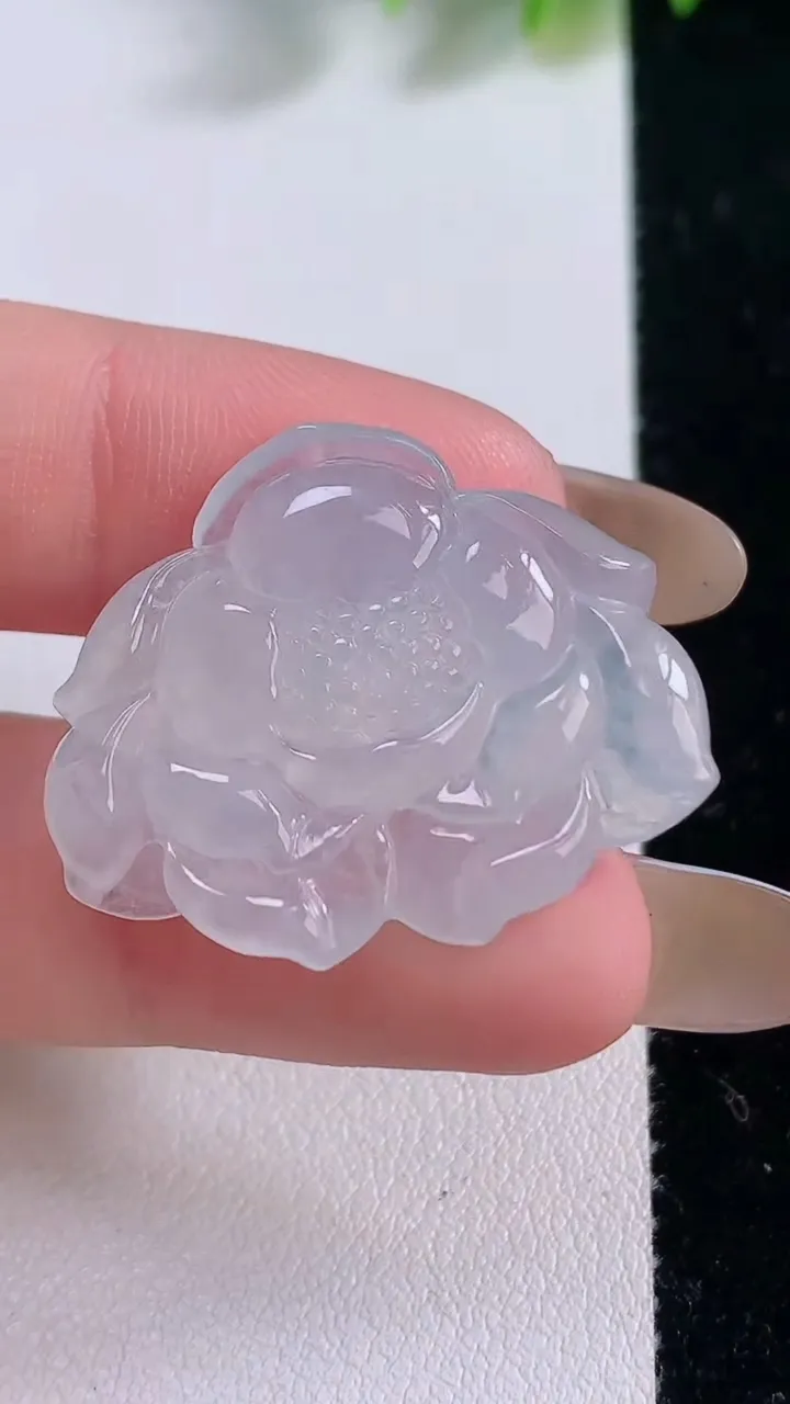 天然A货翡翠和和美美 荷花吊坠，尺寸23.7-28.6-5.4，重量:6.46g
11月18日