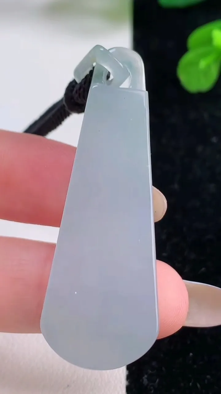 天然A货翡翠冰种飘花无事牌吊坠，尺寸50.3-17.5-6.5，重量:18.50g
11月18日