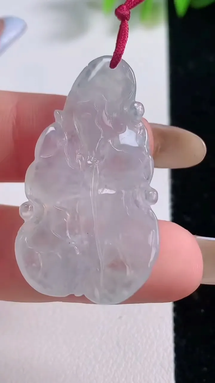 天然A货翡翠年年有余吊坠，尺寸38.2-21.6-3.6，重量:6.44g
11月18日