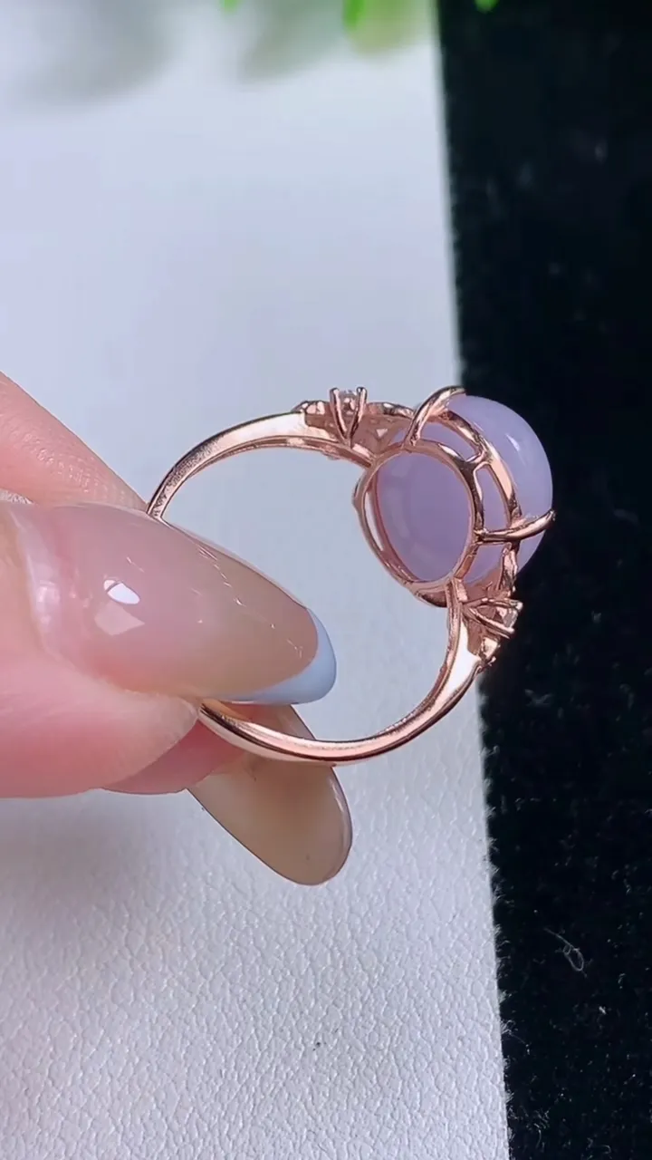 天然A货翡翠925银紫罗兰蛋面戒指，尺寸13.8-10.8-8，重量:3.24g2025年11月18日
工厂直销收藏佳品,种好水足，色泽均匀，有种有色，上手高大气！